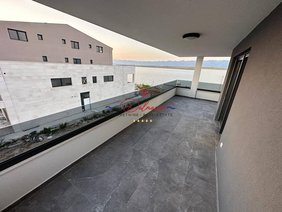 Apartment-Penthouse mit Dachterrasse und Meerblick