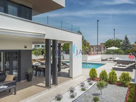 Luxus-Villa mit Pool und 3 Schlafzimmern