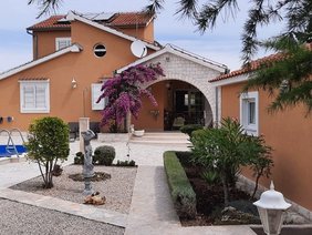 Ferienhaus mit Pool und großem Garten in Vrsi/Dalmatien