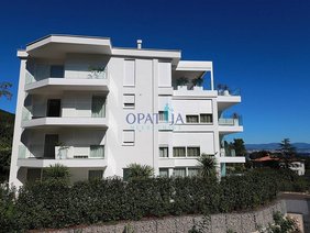 Opatija-Ičići, luxus-Wohnung mit Pool, Aufzug und Garage