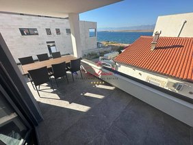 Apartment-Penthouse mit Dachterrasse und Meerblick
