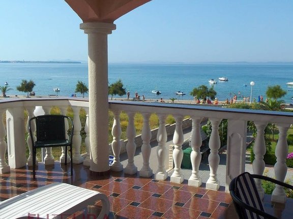 Vir, Ferienhaus mit 6 Apartments 30m zum Meer kaufen